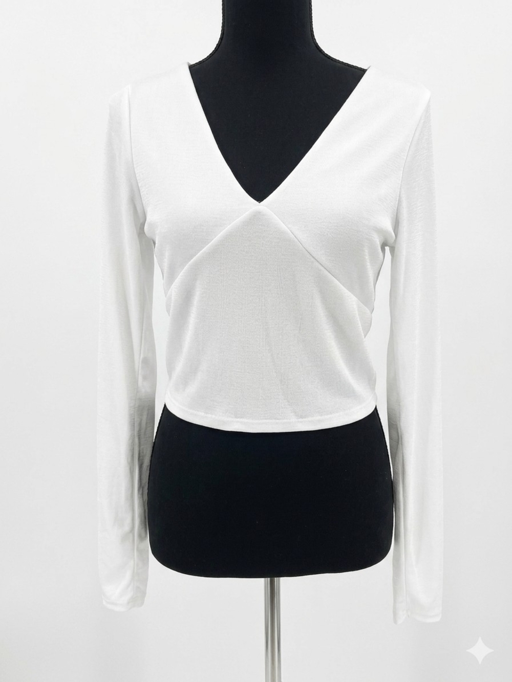 Women's White V-Neck Long Sleeve Cropped Tee